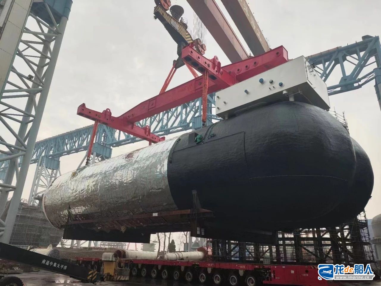 招商工業(yè)海門基地完成9100車PCTC二號船LNG罐吊裝
