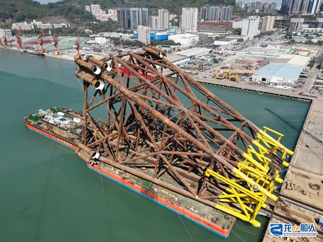 “深海一號”二期工程導(dǎo)管架完工出海