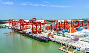 海西重機(jī)簽訂濟(jì)寧龍拱港3臺自動化鐵路軌道吊項目